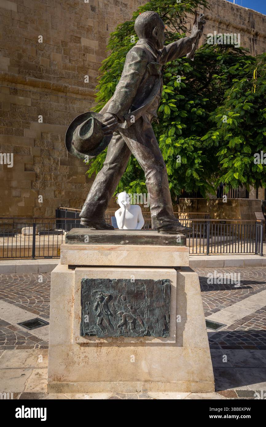 VALLETTA, MALTA - 12. NOVEMBER 2018 - Statue von Manuel Dimech auf dem Castille-Platz Stockfoto