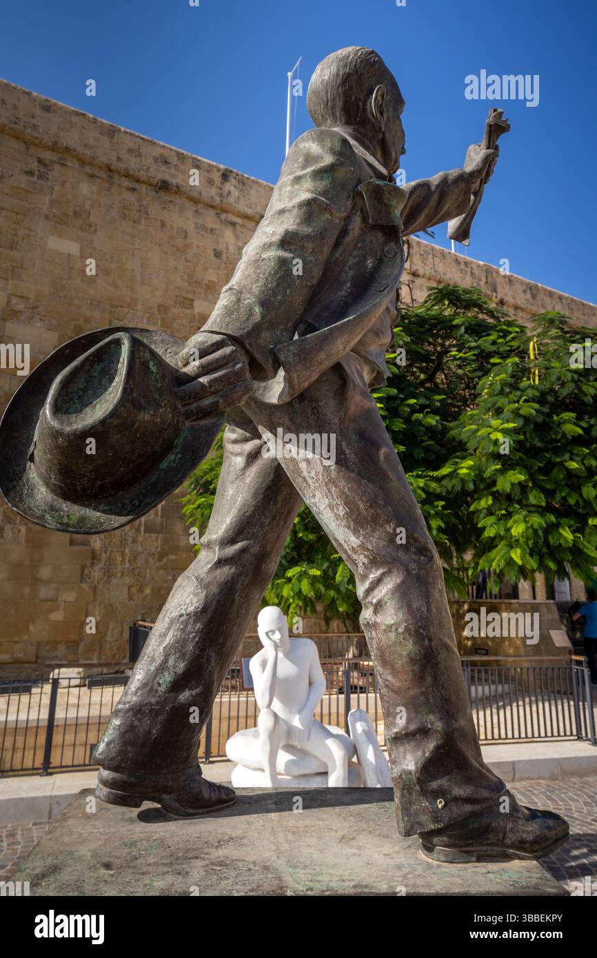 VALLETTA, MALTA - 12. NOVEMBER 2018 - Statue von Manuel Dimech auf dem Castille-Platz Stockfoto