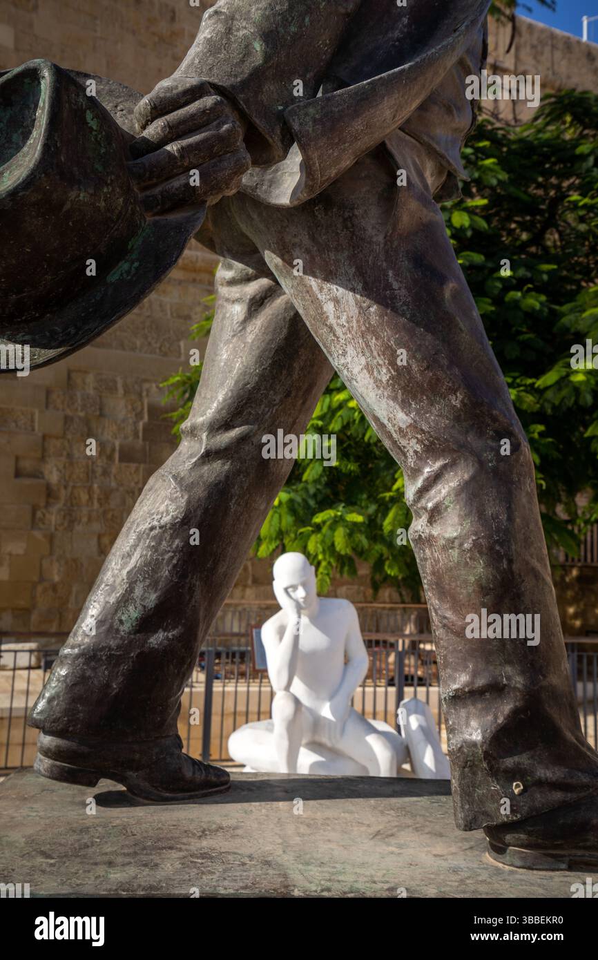 VALLETTA, MALTA - 12. NOVEMBER 2018 - Statue von Manuel Dimech auf dem Castille-Platz Stockfoto