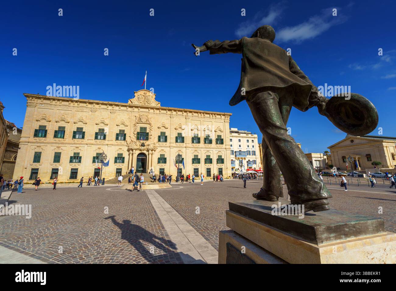 VALLETTA, MALTA - 12. NOVEMBER 2018 - Statue von Manuel Dimech und Außenansicht der Auberge de Castille auf dem Castille-Platz Stockfoto