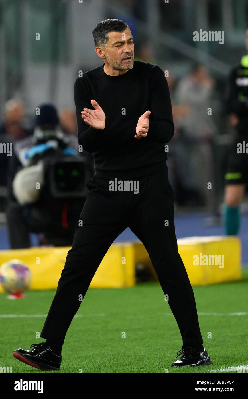 Sergio Conceicao, Cheftrainer des AC Mailand, klatschte während des letzten Fußballspiels der Coppa Italia zwischen dem AC Mailand und dem Bologna FC im Stadio Olimpico in Rom (Italien) am 14. Mai 2025. Stockfoto