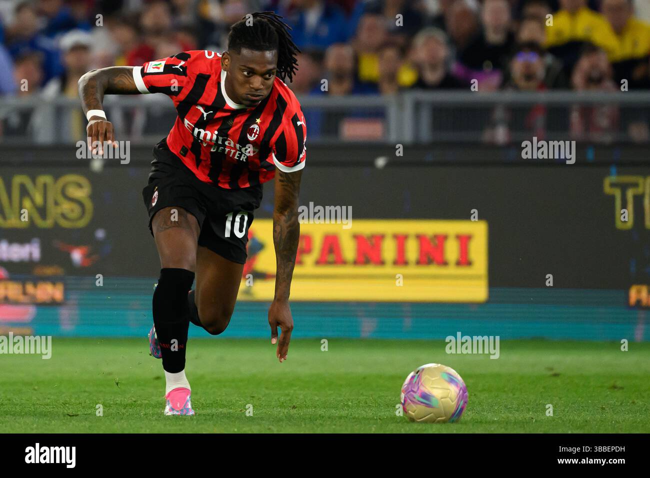 Rafael Leao vom AC Milan im Finale des Coppa Italia zwischen AC Milan und Bologna FC im Stadio Olimpico in Rom (Italien), 14. Mai 2025. Stockfoto