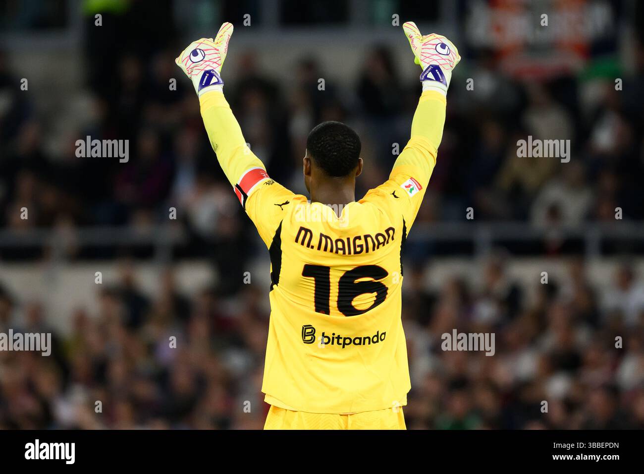Mike Maignan vom AC Milan Gesten während des Coppa Italia-Endspiels zwischen AC Milan und Bologna FC im Stadio Olimpico in Rom (Italien), 14. Mai 2025. Stockfoto
