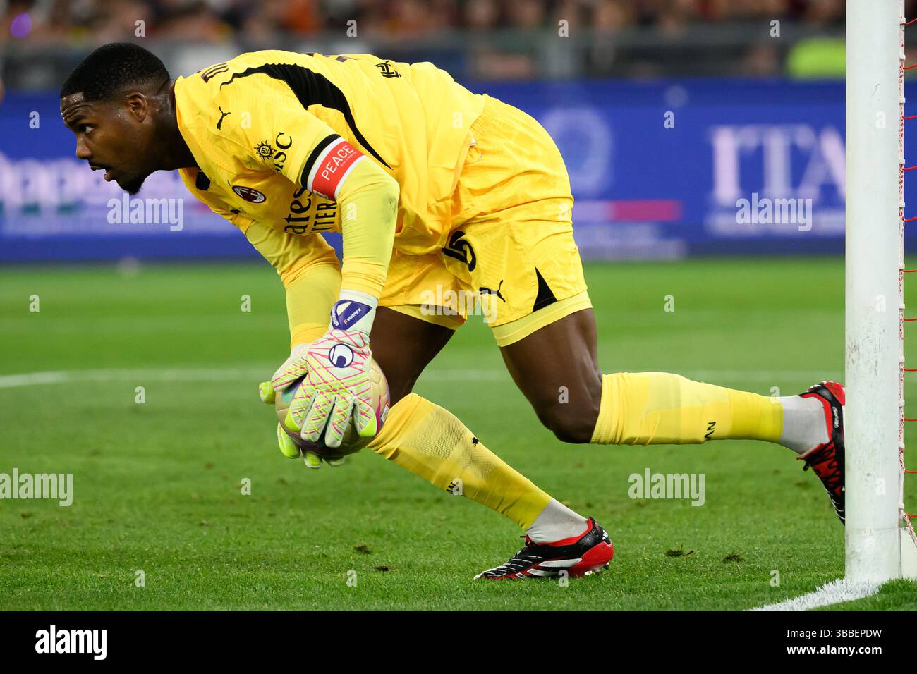 Mike Maignan vom AC Milan im Finale des Coppa Italia zwischen AC Milan und Bologna FC im Stadio Olimpico in Rom (Italien), 14. Mai 2025. Stockfoto
