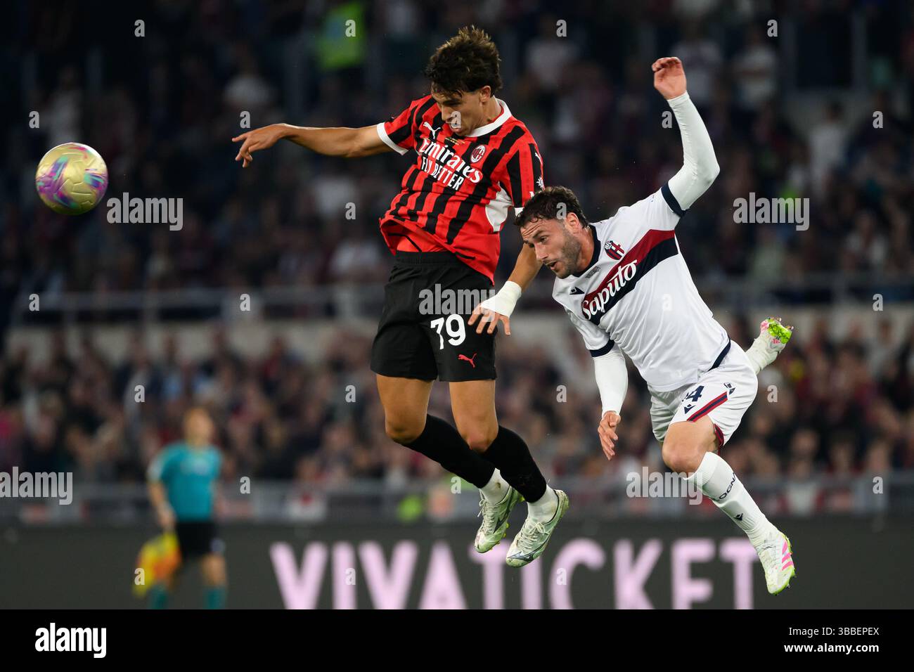 Joao Felix vom AC Milan und Davide Calabria vom Bologna FC treten im Finale des Coppa Italia-Fußballspiels zwischen AC Milan und Bologna FC im Stadio Olimpico in Rom (Italien) am 14. Mai 2025 um den Ball an. Stockfoto