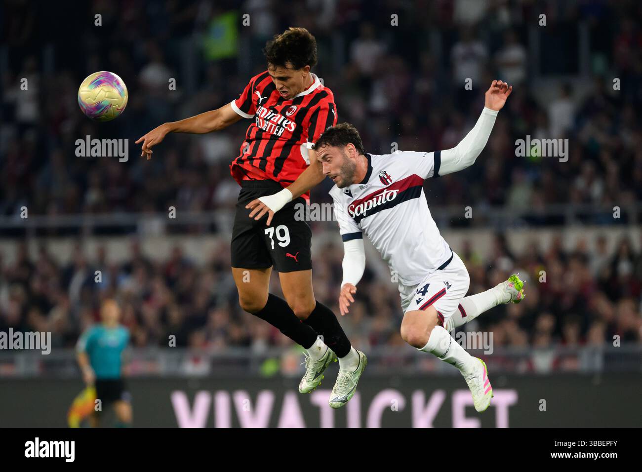 Joao Felix vom AC Milan und Davide Calabria vom Bologna FC treten im Finale des Coppa Italia-Fußballspiels zwischen AC Milan und Bologna FC im Stadio Olimpico in Rom (Italien) am 14. Mai 2025 um den Ball an. Stockfoto
