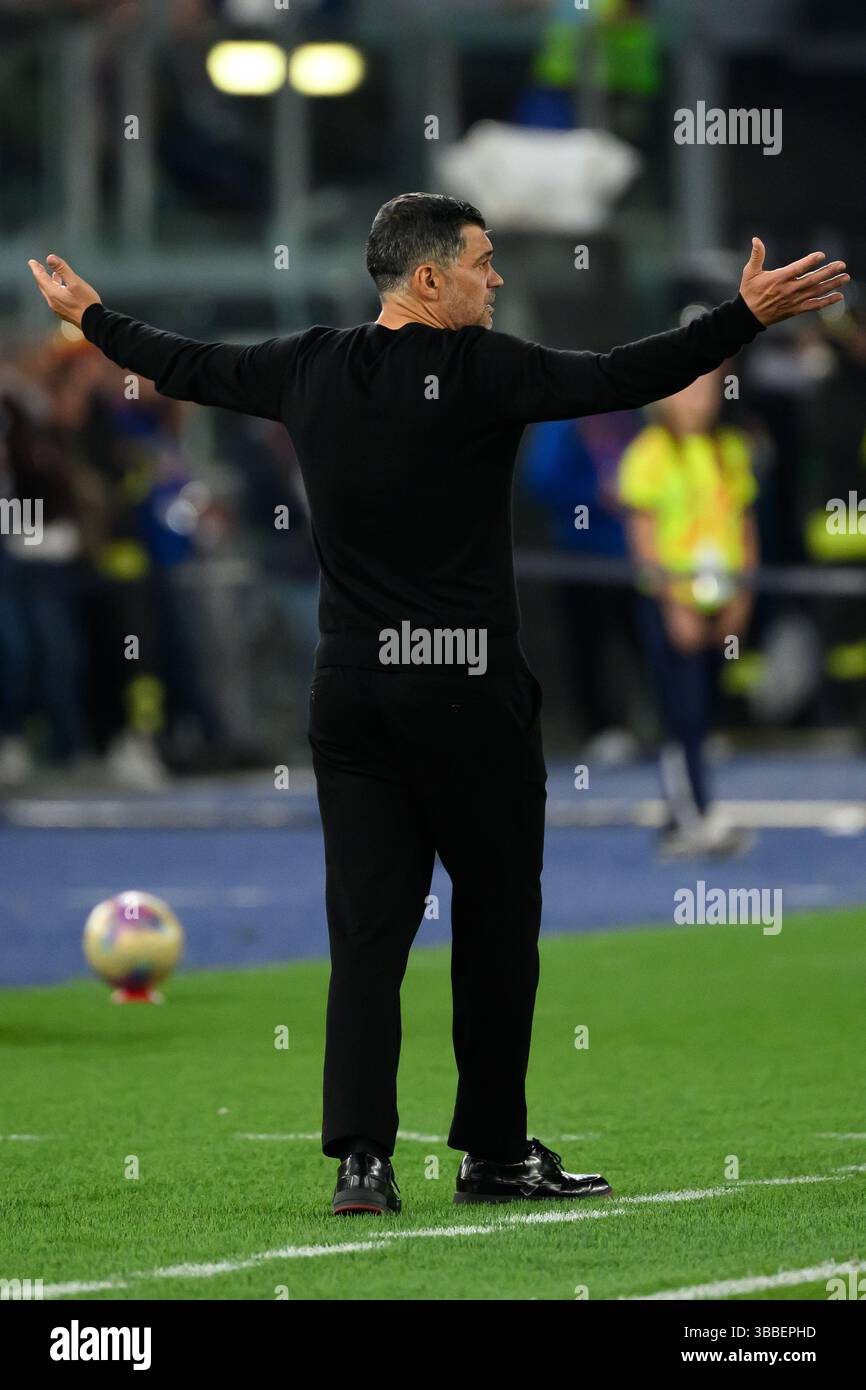 Sergio Conceicao, Cheftrainer des AC Mailand, reagiert auf das Finale des Coppa Italia zwischen AC Mailand und Bologna FC im Stadio Olimpico in Rom (Italien) am 14. Mai 2025. Stockfoto