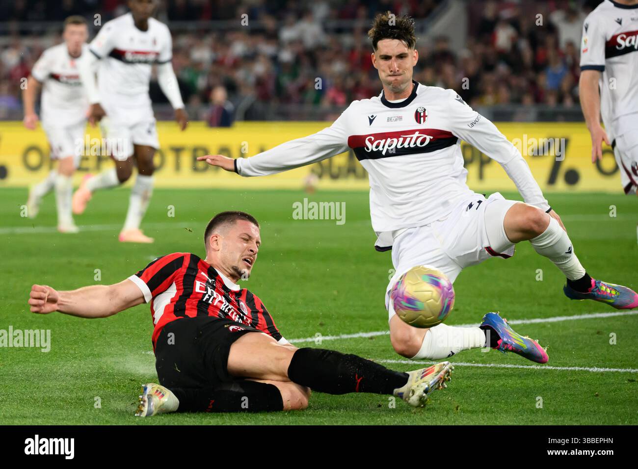 Luka Jovic vom AC Milan und Sam Beukema vom FC Bologna während des Finalspiels der Coppa Italia zwischen AC Milan und Bologna FC im Stadio Olimpico in Rom (Italien) am 14. Mai 2025. Stockfoto
