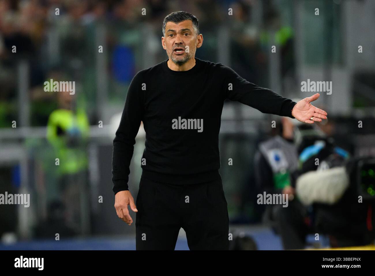 Sergio Conceicao, Cheftrainer des AC Mailand, reagiert auf das Finale des Coppa Italia zwischen AC Mailand und Bologna FC im Stadio Olimpico in Rom (Italien) am 14. Mai 2025. Stockfoto