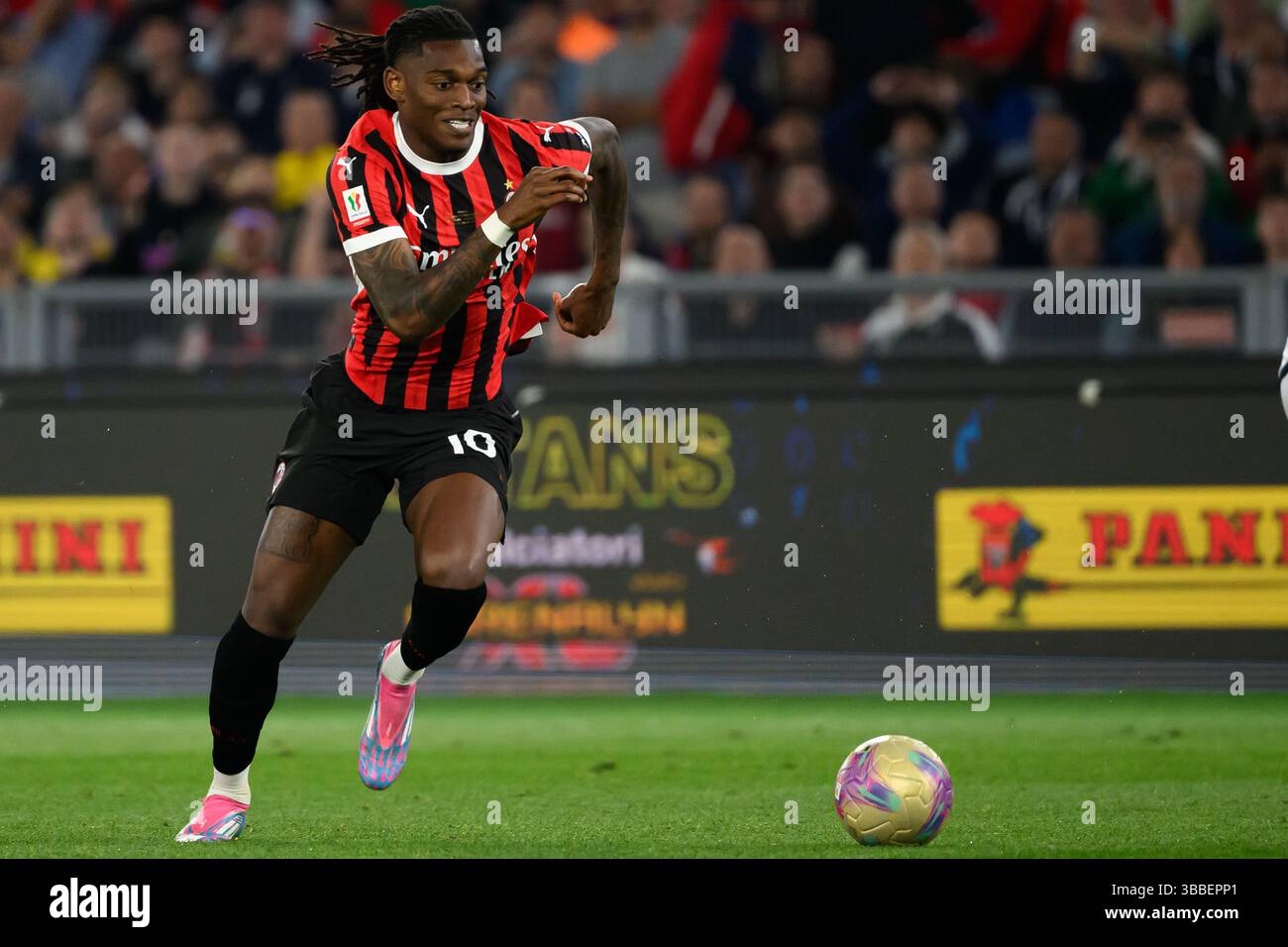 Rafael Leao vom AC Milan im Finale des Coppa Italia zwischen AC Milan und Bologna FC im Stadio Olimpico in Rom (Italien), 14. Mai 2025. Stockfoto