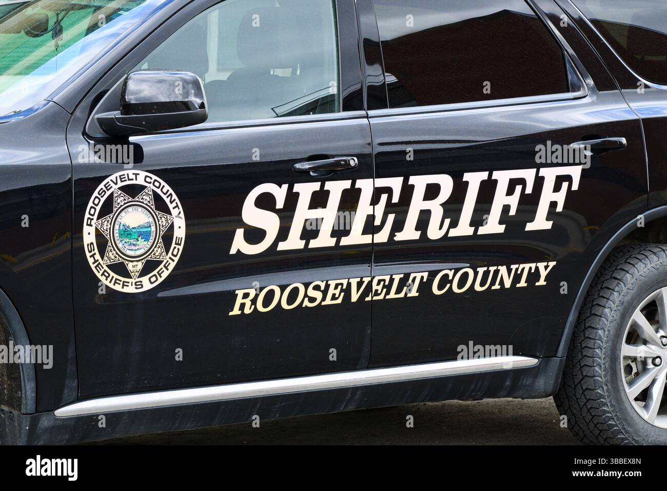 Helena, MT, USA – 4. Mai 2025; Sheriff-Fahrzeug in Roosevelt County Montana mit Name und Schild-Logo Stockfoto