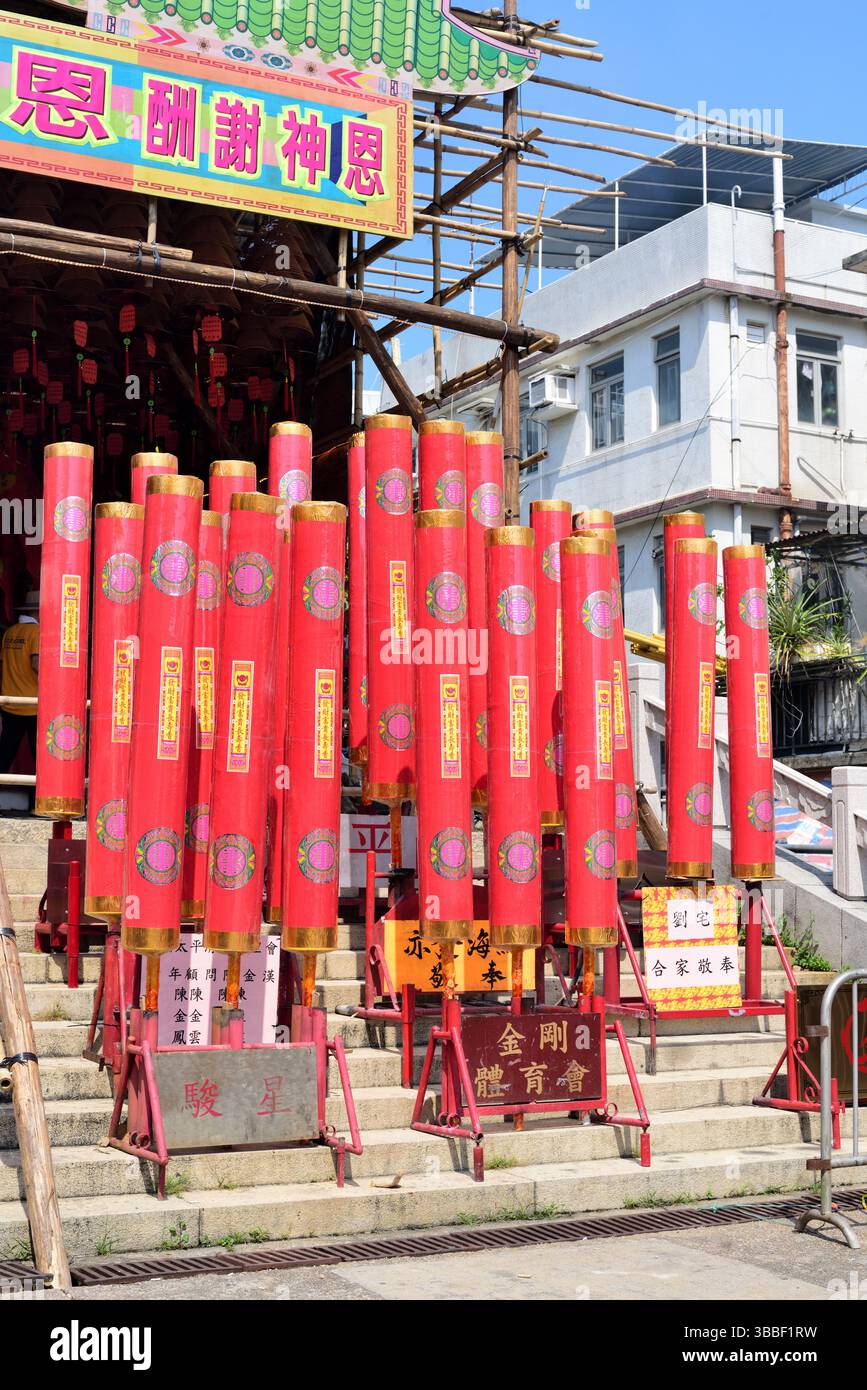 Traditionelles Angebot großer roter Räucherstäbchen während des Tai Ping Ching Jiu (auch bekannt als Bun Festival) auf Cheung Chau Island, Hongkong Stockfoto