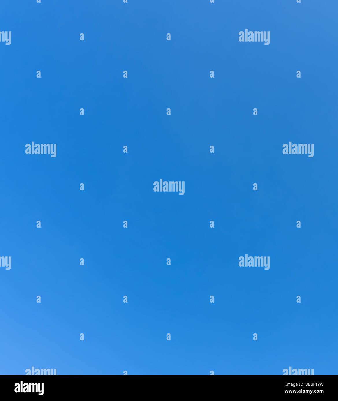 Wunderschöner hellblauer Himmel ohne Wolken am Morgen oder Nachmittag an sonnigen Tagen wird als natürliche Hintergrundstruktur in dekorativen Kunstwerken verwendet. Stockfoto