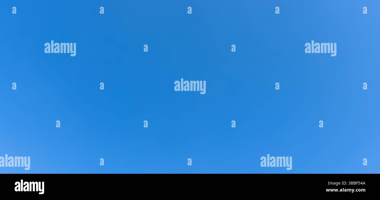 Wunderschöner hellblauer Himmel ohne Wolken am Morgen oder Nachmittag an sonnigen Tagen wird als natürliche Hintergrundstruktur in dekorativen Kunstwerken verwendet. Stockfoto