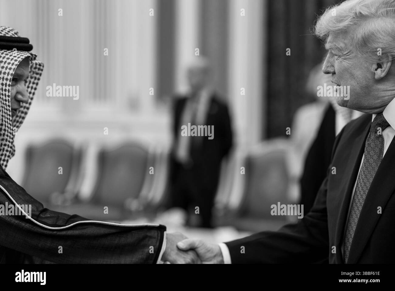 Präsident Donald Trump begrüßt Beamte bei einer Begrüßungszeremonie im Königlichen Hofpalast in Riad, Saudi-Arabien, Dienstag, den 13. Mai 2025. (Offizielles Foto des Weißen Hauses von Daniel Torok) Stockfoto