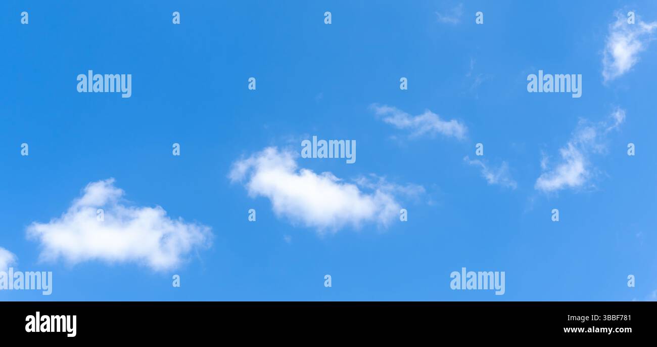 Niedriger Winkel und voller Rahmen des wunderschönen blauen Himmels mit seltsamer Form weißer flauschiger Wolken am Morgen oder Nachmittag an sonnigen Tagen Stockfoto
