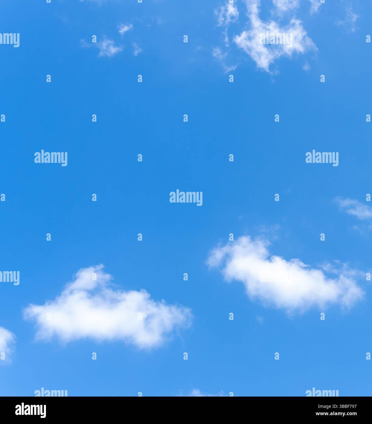 Niedriger Winkel und voller Rahmen des wunderschönen blauen Himmels mit seltsamer Form weißer flauschiger Wolken am Morgen oder Nachmittag an sonnigen Tagen Stockfoto