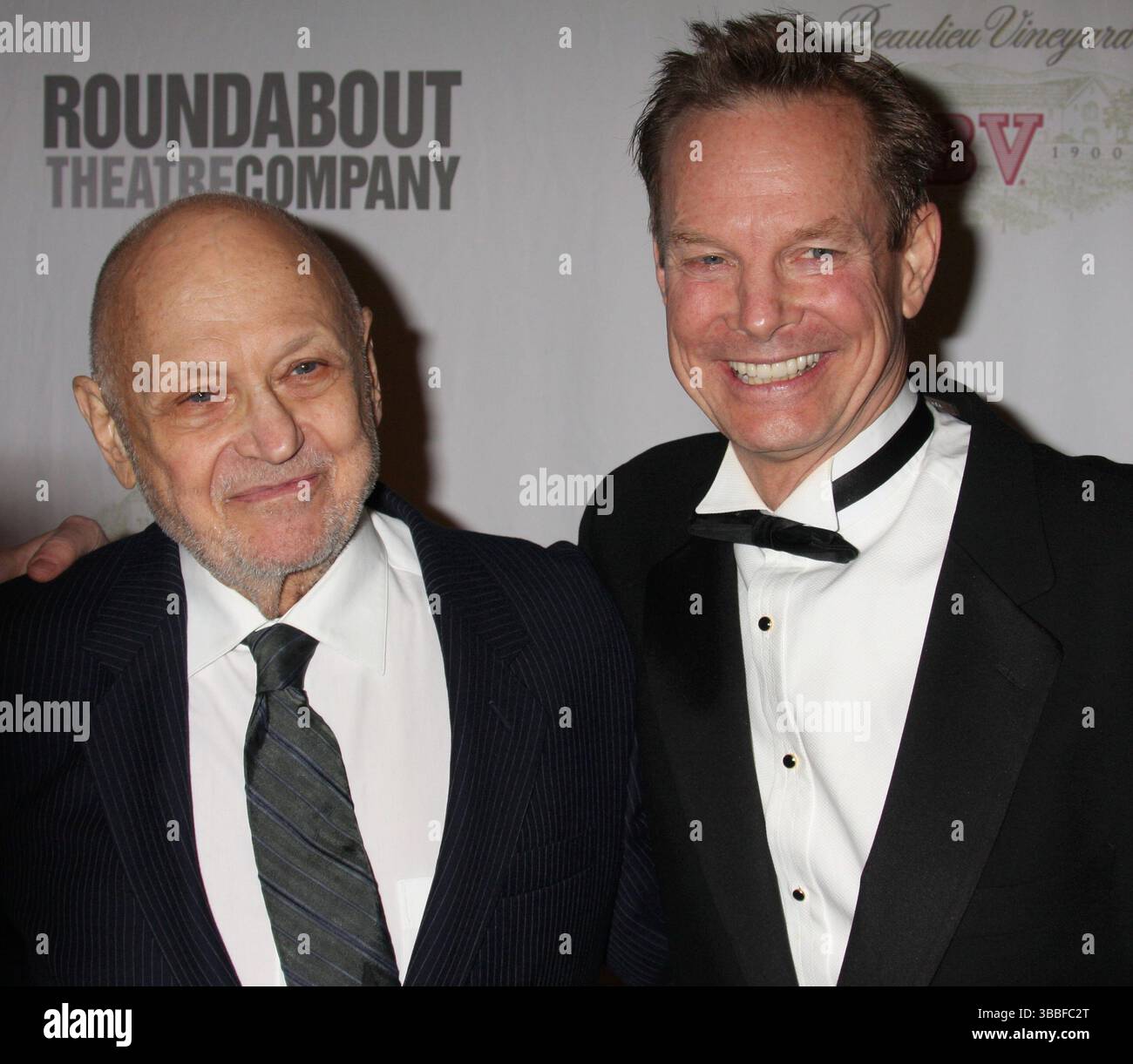 **DATEIFOTO** Charles Strouse ist gestorben. Charles Strouse und Bill Irwin nahmen am 15. Oktober 2009 an der Eröffnungsfeier der Roundabout Theatre Company Teil, die die Produktion von „Bye Bye Birdie“ im Hard Rock Cafe in New York City feierte. Foto: Henry McGee/MediaPunch Stockfoto