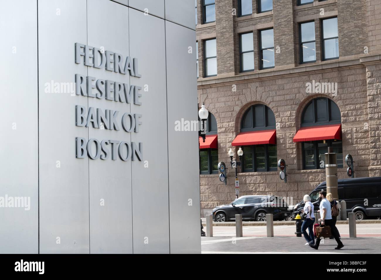 Außenfassade des Gebäudes der Federal Reserve Bank of Boston im Finanzviertel - US-amerikanische Wirtschaftspolitik und Bankenbehörde Stockfoto