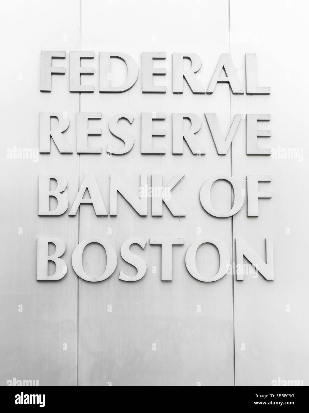 Außenfassade des Gebäudes der Federal Reserve Bank of Boston im Finanzviertel - US-amerikanische Wirtschaftspolitik und Bankenbehörde Stockfoto