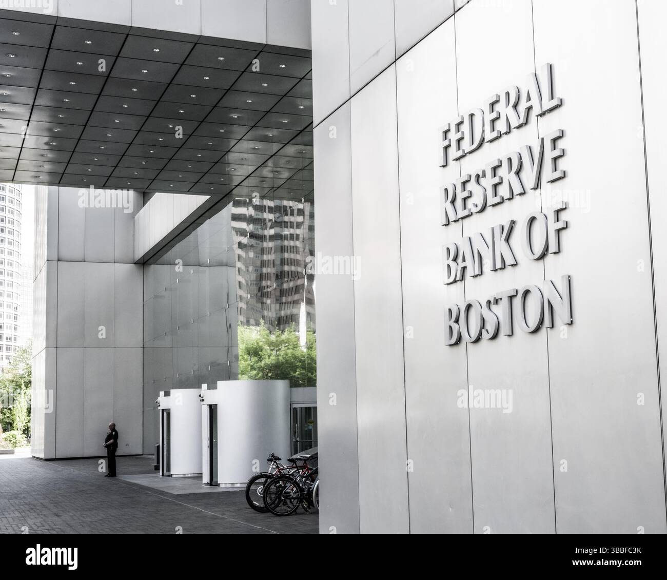 Außenfassade des Gebäudes der Federal Reserve Bank of Boston im Finanzviertel - US-amerikanische Wirtschaftspolitik und Bankenbehörde Stockfoto