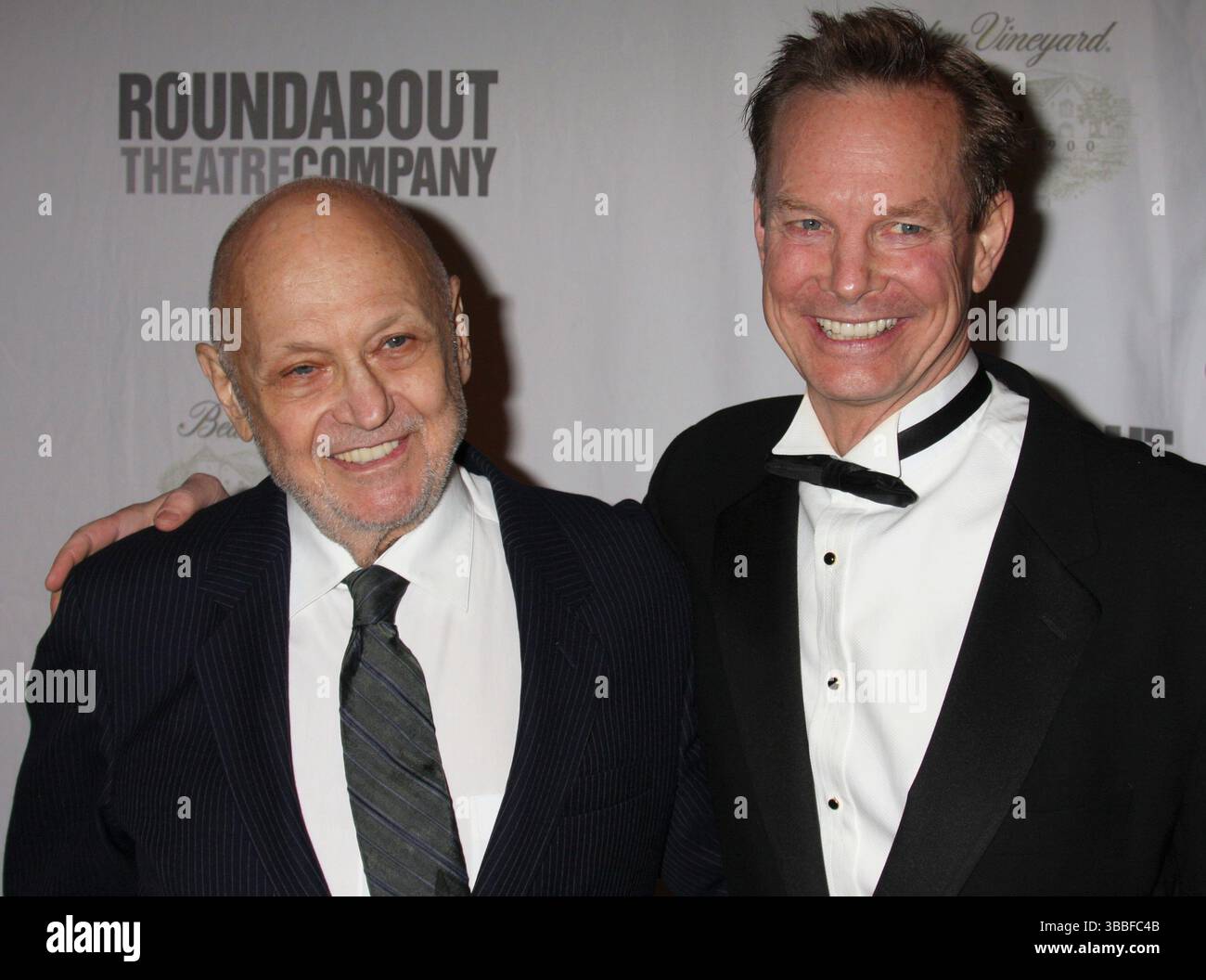 **DATEIFOTO** Charles Strouse ist gestorben. Charles Strouse und Bill Irwin nahmen am 15. Oktober 2009 an der Eröffnungsfeier der Roundabout Theatre Company Teil, die die Produktion von „Bye Bye Birdie“ im Hard Rock Cafe in New York City feierte. Foto: Henry McGee/MediaPunch Stockfoto