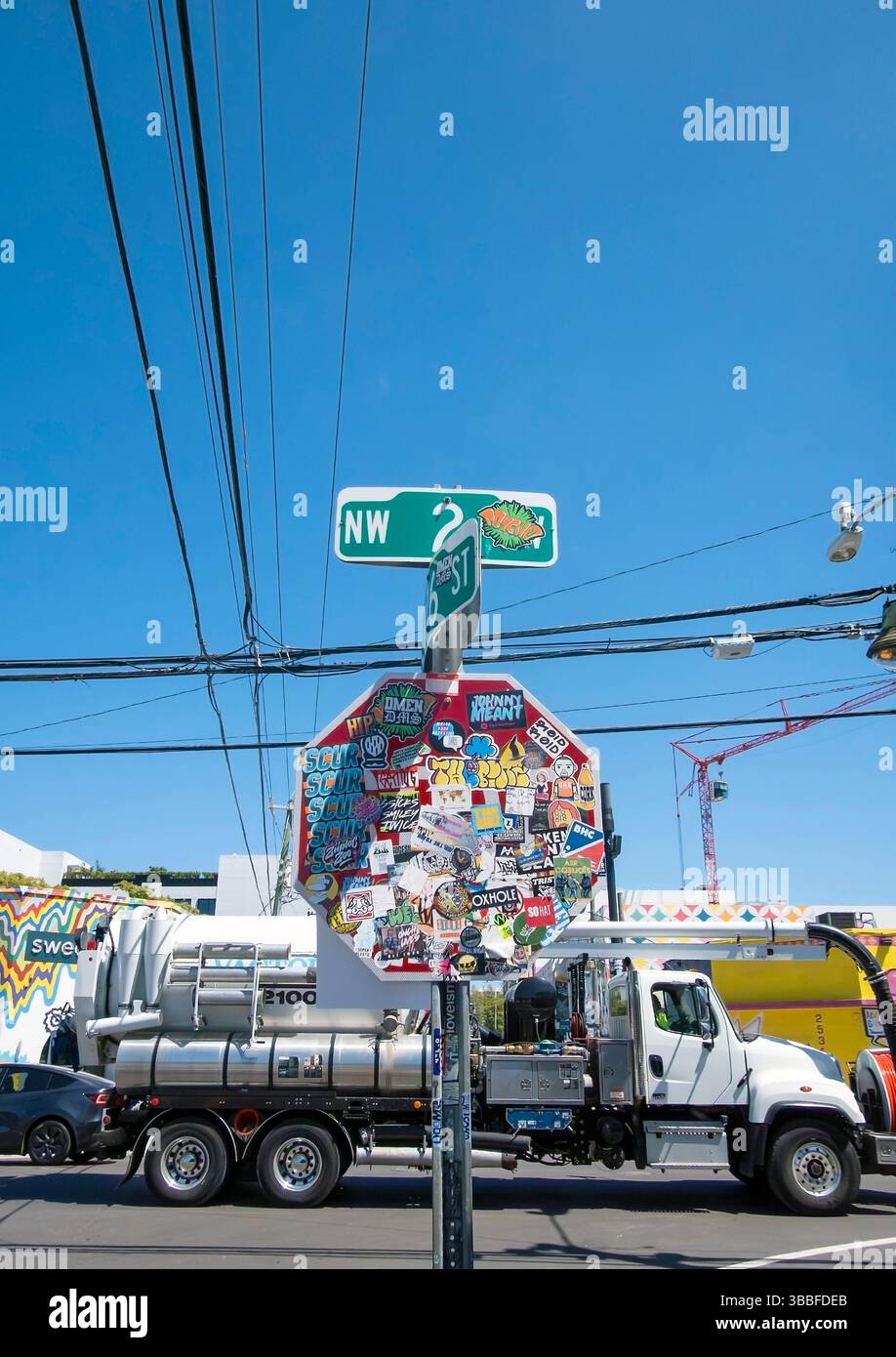 Straßenschilder, die durch Etiketten verdeckt sind, Miami, Florida, USA Stockfoto