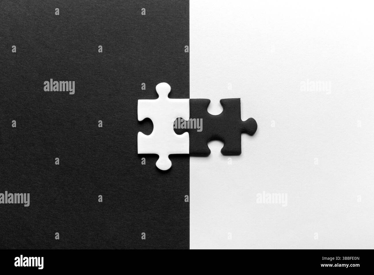 Puzzleteile In Schwarz Und Weiß Werden Mit Kontrastierendem Hintergrunddesign Kombiniert. Stockfoto