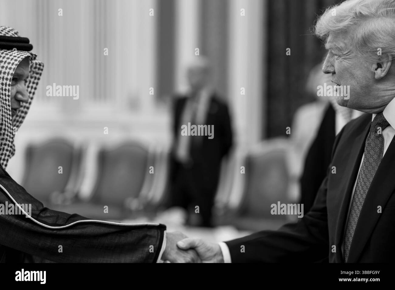 Präsident Donald Trump begrüßt Beamte bei einer Begrüßungszeremonie im Königlichen Hofpalast in Riad, Saudi-Arabien, Dienstag, den 13. Mai 2025. (Offizielles Foto des Weißen Hauses von Daniel Torok) Stockfoto