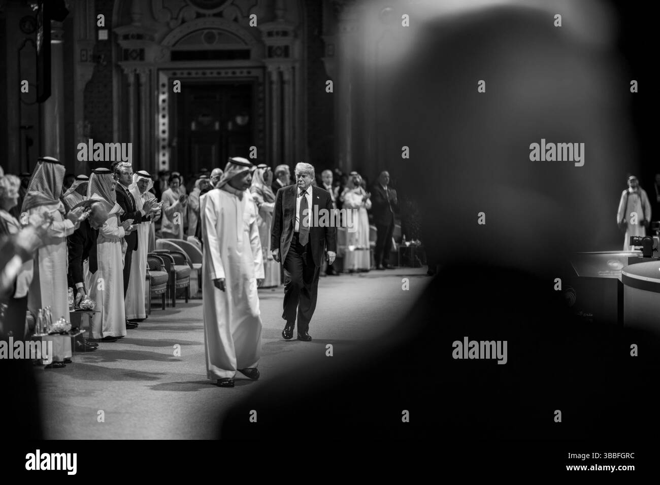 Präsident Donald Trump hält am Dienstag, den 13. Mai 2025, in Riad eine Rede auf dem US-saudischen Investitionsforum im King Abdul Aziz International Conference Center. Saudi-Arabien. (Offizielles Foto des Weißen Hauses von Daniel Torok) Stockfoto