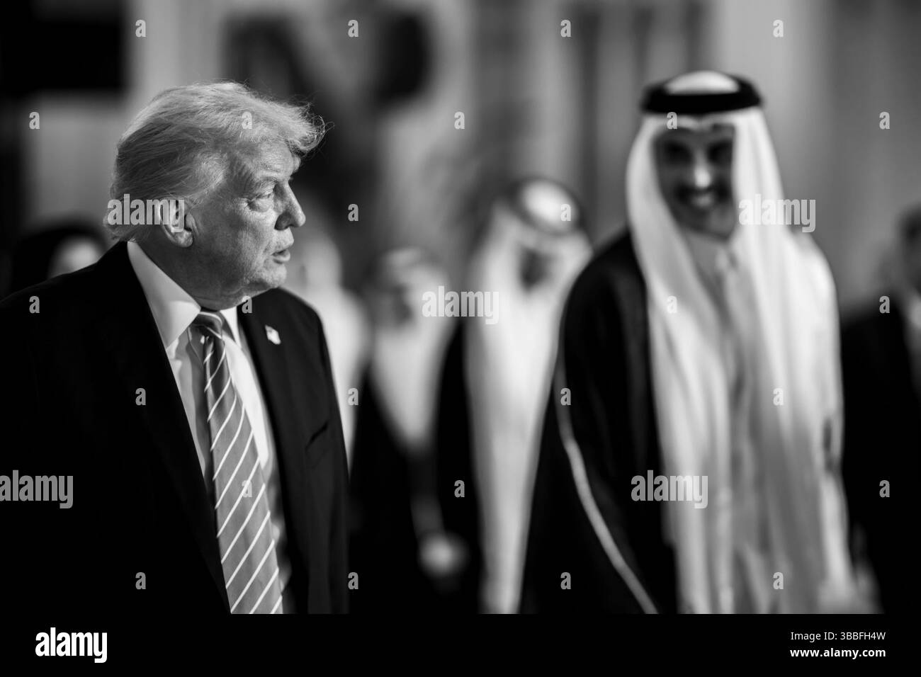 Präsident Donald Trump verlässt den Lusail Palace in Doha, Katar, nach einem Staatsessen am Mittwoch, den 14. Mai 2025, auf dem Weg zum St. Regis Hotel Doha. (Offizielles Foto des Weißen Hauses von Daniel Torok) Stockfoto