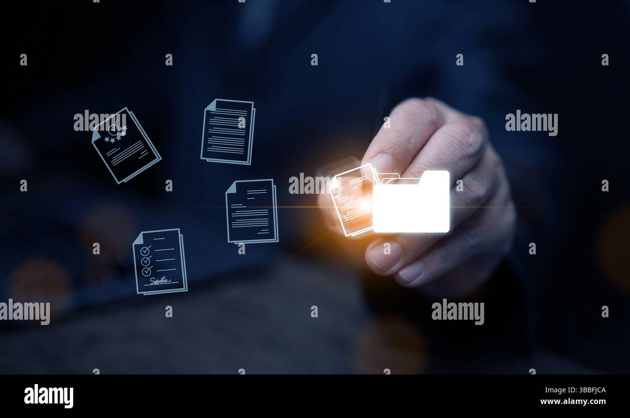 Konzept des Dokumentverwaltungssystems. Ein Mann zieht Dateien per Drag & Drop in die DMS-Software, um Dateien oder Dokumente zu speichern, freizugeben, zu verfolgen und zu verwalten. Stockfoto