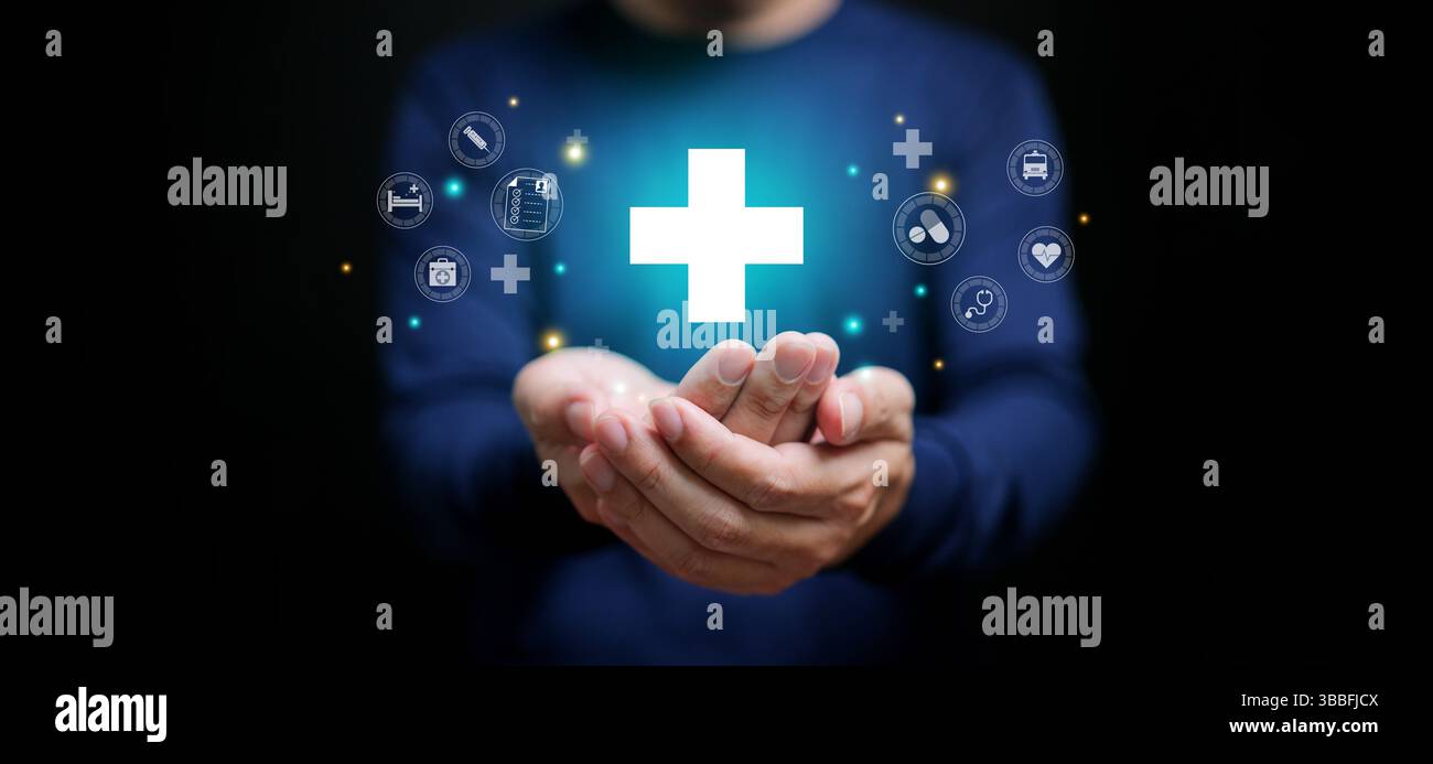 Gesundheits- und Krankenversicherungskonzept. Ein Mann, der ein Gesundheitskreuz mit Symbolen hält Stockfoto