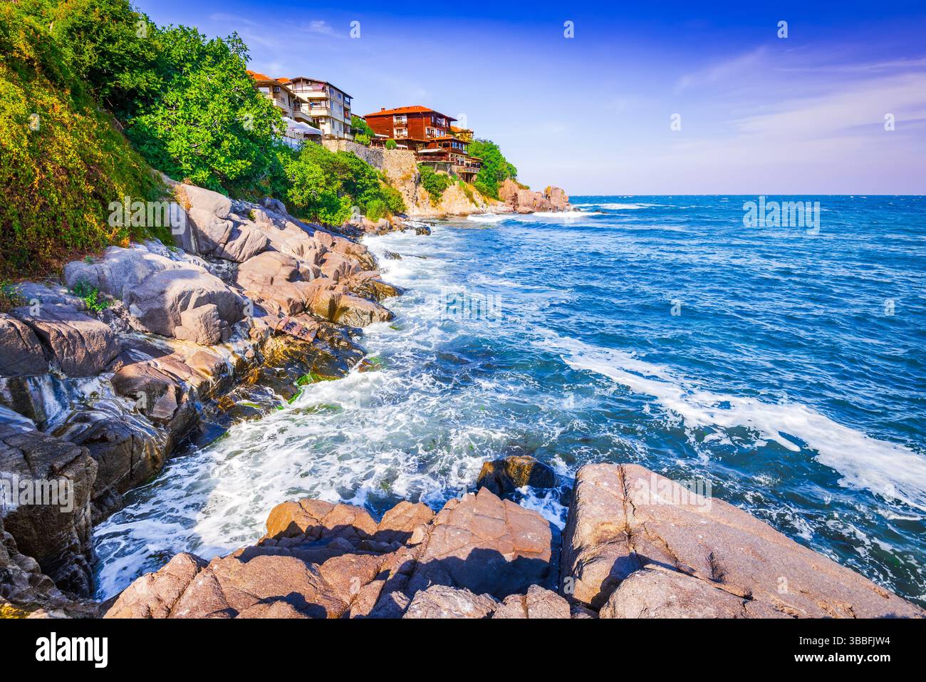 Sozopol, Bulgarien. Die Sommerküste des Schwarzen Meeres strahlt mit sonnendurchfluteten Klippen, türkisfarbenem Wasser, Wildblumen und einer ruhigen Brise Stockfoto