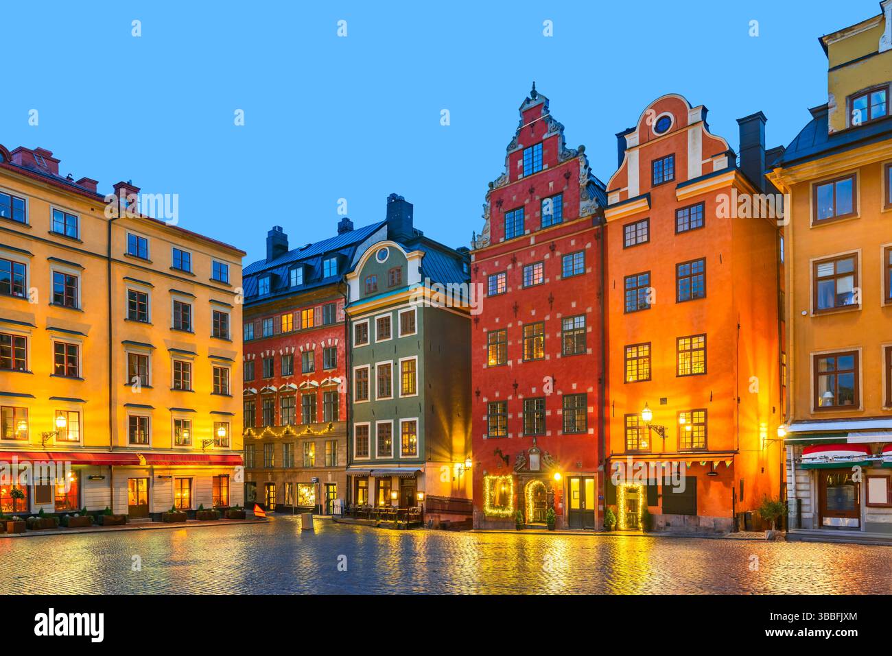 Stockholm, Schweden. Blaue Stunde am Vormittag in Gamla Stan Innenstadt, farbenfrohe Häuser am Stortorget Square. Stockfoto