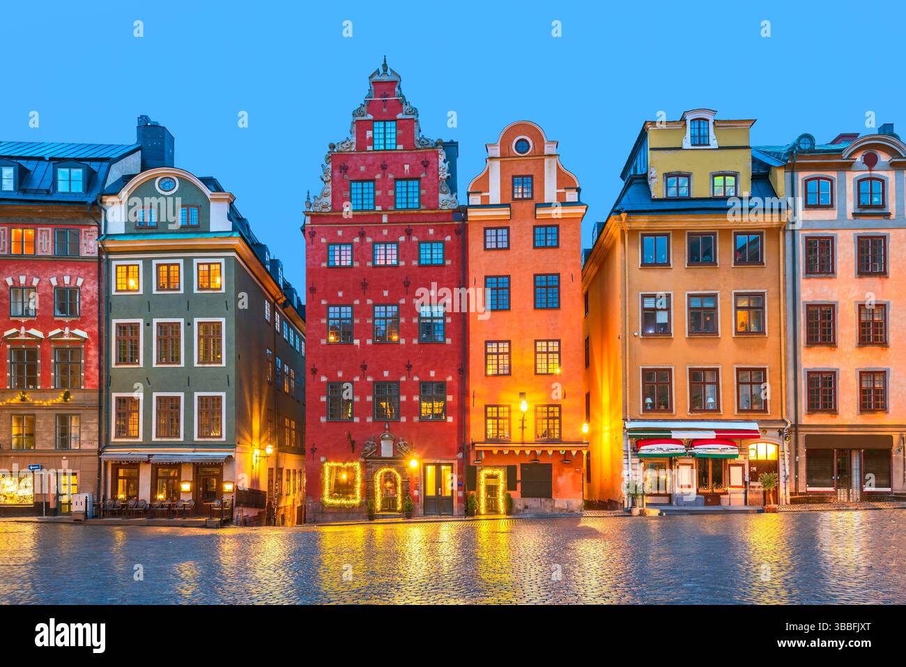 Stockholm, Schweden. Gamla Stan Downtown, Stortorget Square farbige Häuser, Morgenblau Stunde Zeit. Stockfoto