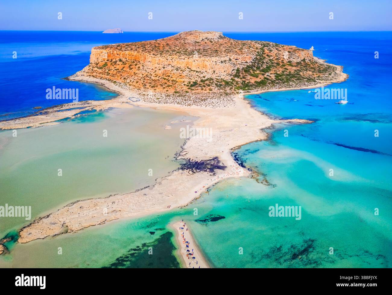 Kreta, Griechenland. Blick aus der Vogelperspektive auf den Strand der Lagune von Balos und die Insel Gramvousa, wunderschönes Sommerziel der Ägäis. Stockfoto