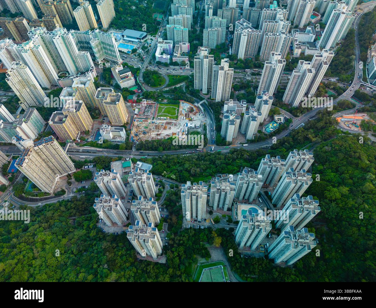 Blick aus der Vogelperspektive auf das Hochhaus-Apartment in Hongkong Stockfoto