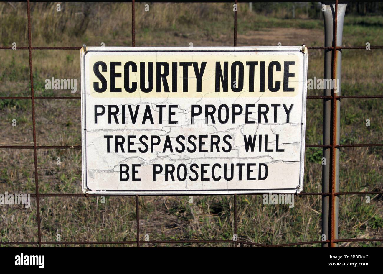 Sicherheitshinweis – Schild mit privatem Eigentum an einem Drahtzaun Stockfoto