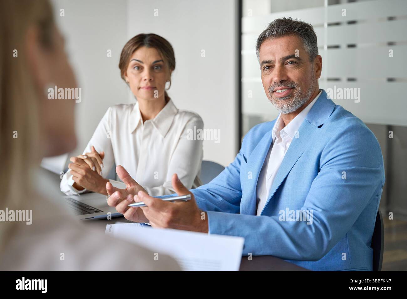 Beschäftigte Geschäftsleute Gruppenleiter arbeiten bei Gruppenbesprechungen zusammen. Stockfoto
