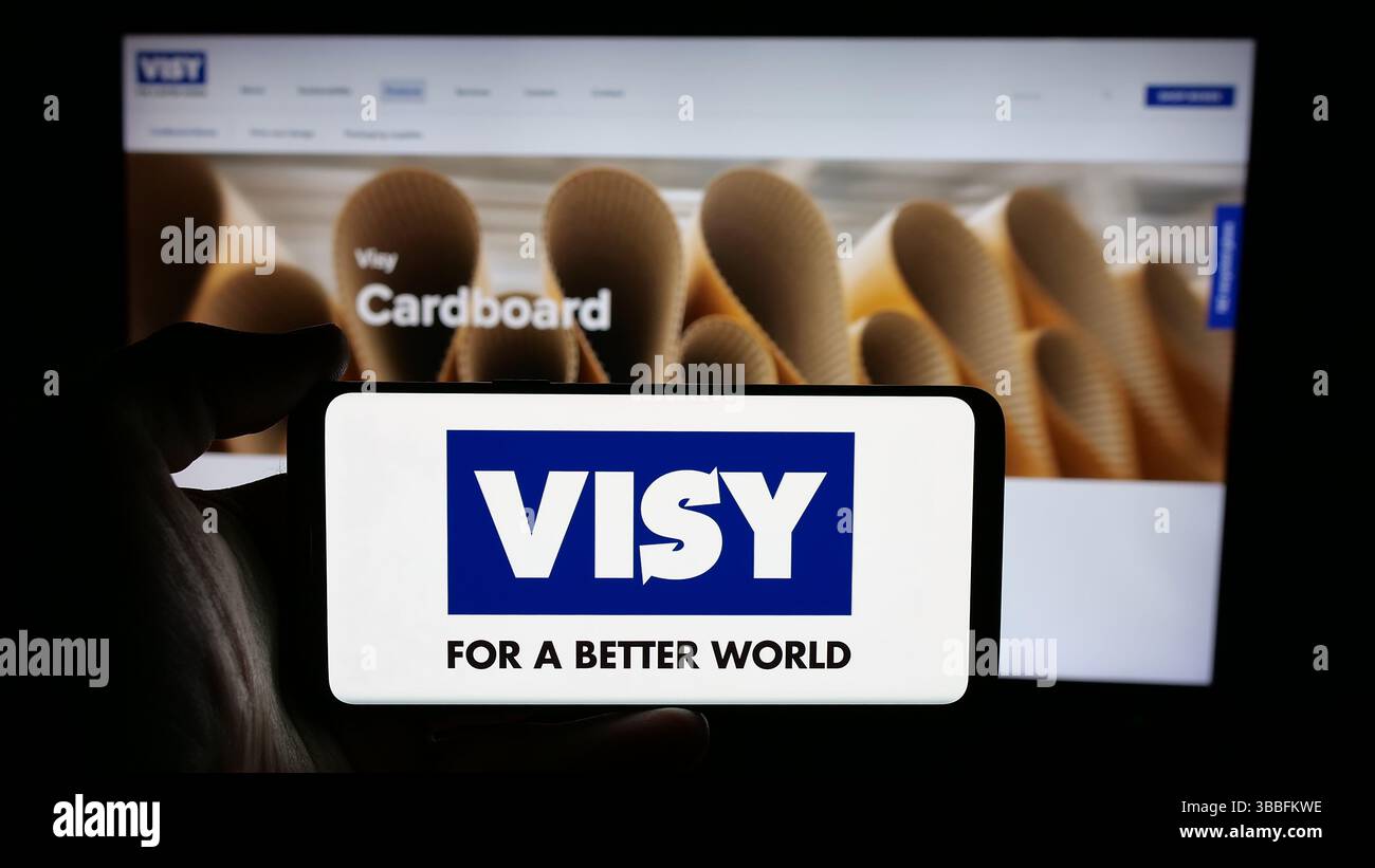 In dieser Abbildung hält eine Person ein Mobiltelefon mit dem Logo des Verpackungsunternehmens Visy Industries auf dem Bildschirm vor der Webseite. Stockfoto