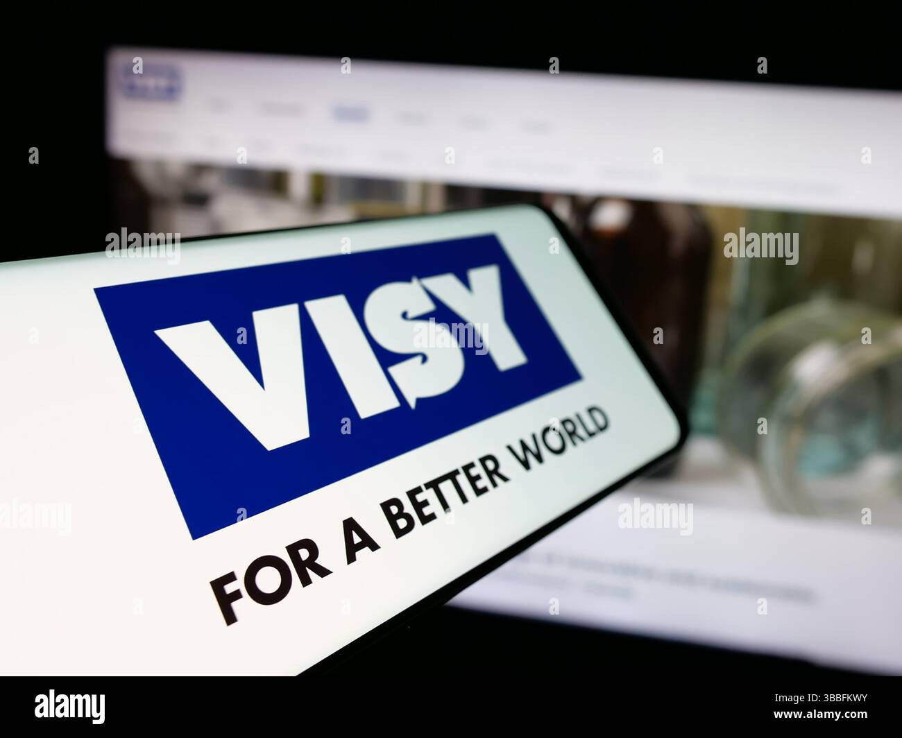 In dieser Abbildung ist ein Smartphone mit dem Logo des Verpackungsunternehmens Visy Industries auf dem Bildschirm vor der Website zu sehen. Stockfoto