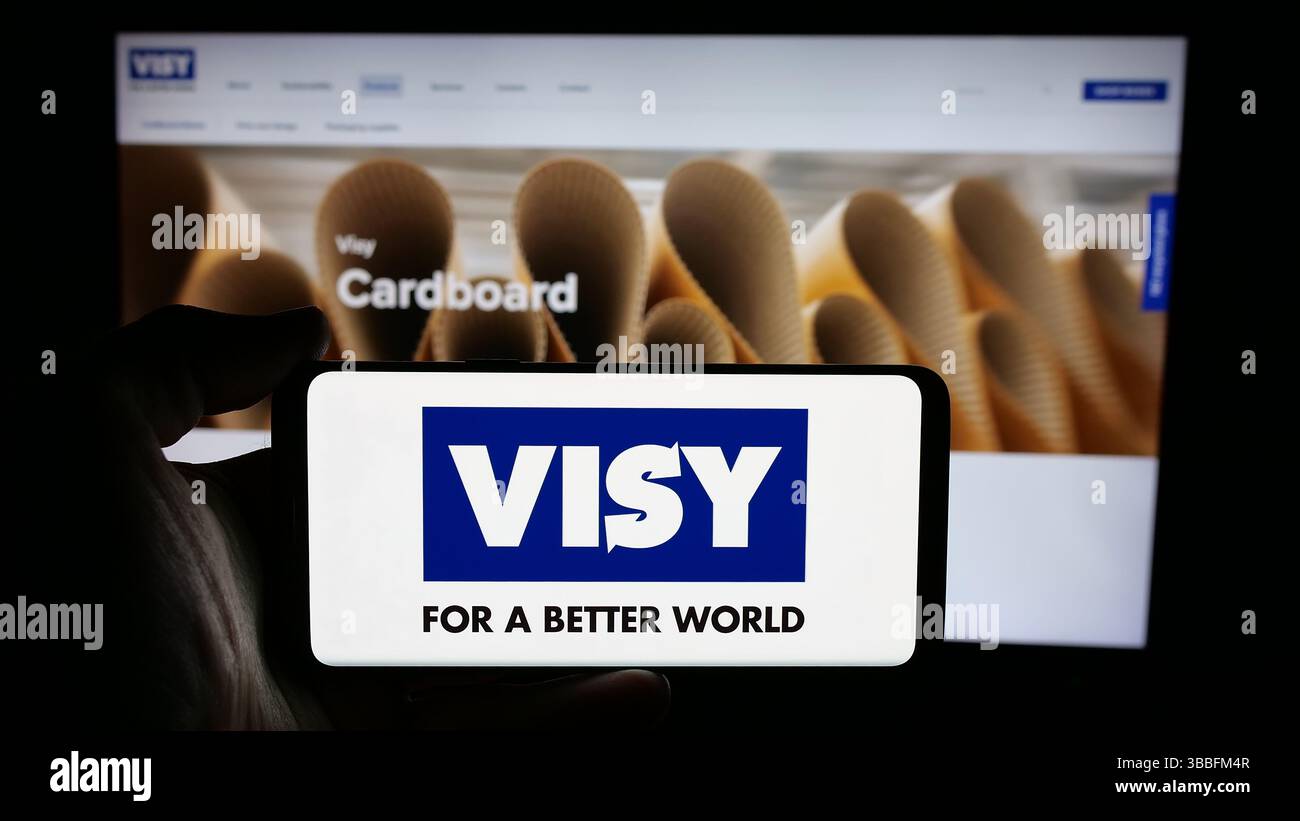 Deutschland. April 2025. In dieser Abbildung hält eine Person ein Mobiltelefon mit dem Logo des Verpackungsunternehmens Visy Industries auf dem Bildschirm vor der Webseite. (Foto von Timon Schneider/SOPA Images/SIPA USA) *** ausschließlich für redaktionelle Nachrichten *** Credit: SIPA USA/Alamy Live News Stockfoto