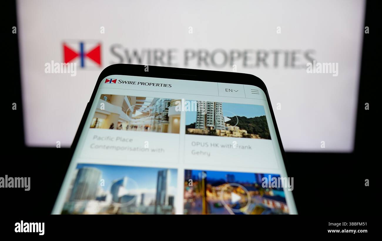 Deutschland. April 2025. In dieser Abbildung ist ein Mobiltelefon mit der Webseite des Immobilienunternehmens Swire Properties Limited auf dem Bildschirm vor dem Logo zu sehen. (Foto von Timon Schneider/SOPA Images/SIPA USA) *** ausschließlich für redaktionelle Nachrichten *** Credit: SIPA USA/Alamy Live News Stockfoto