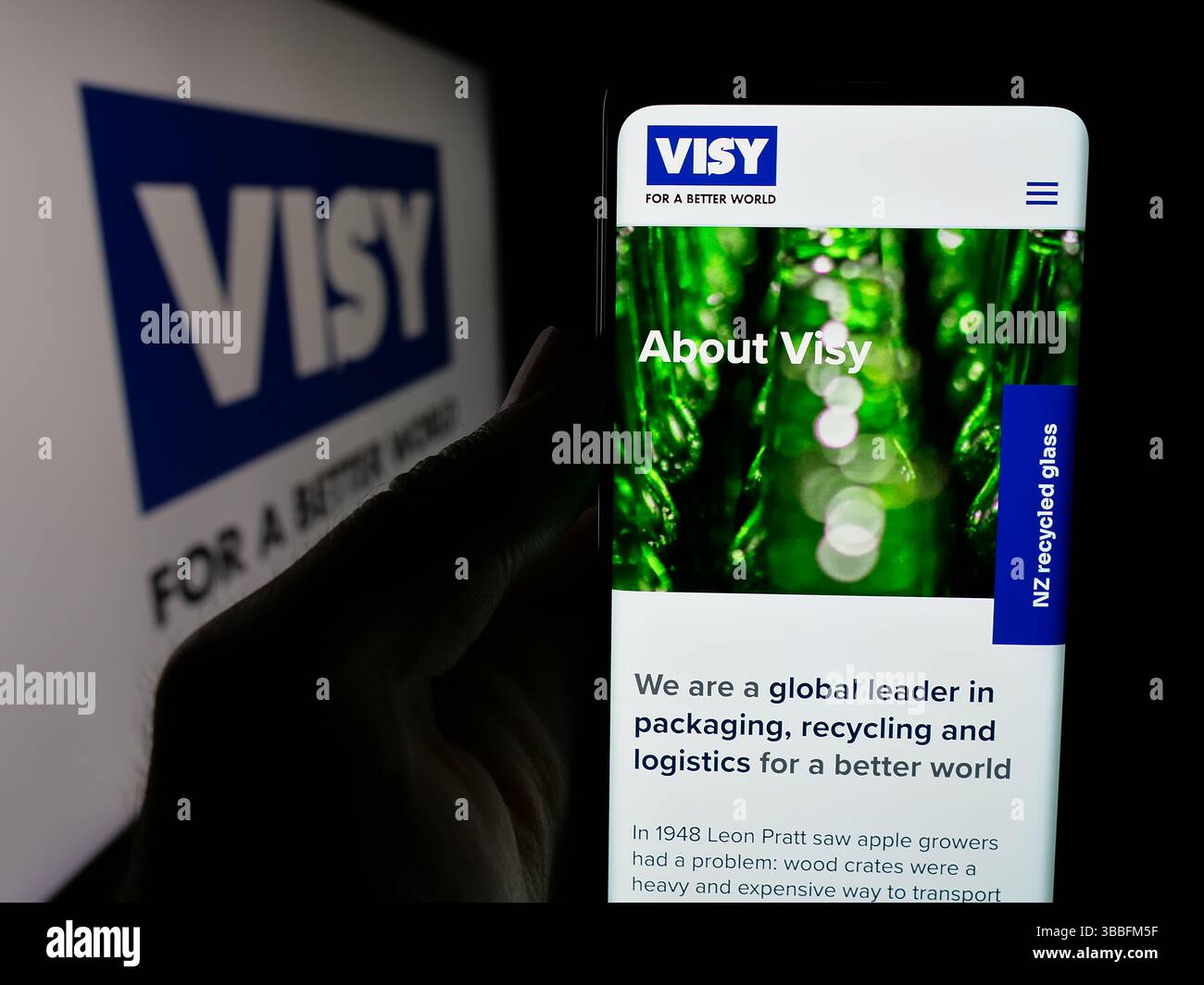 Deutschland. April 2025. In dieser Abbildung hält eine Person ein Handy mit der Webseite des Verpackungsunternehmens Visy Industries vor dem Logo. (Foto von Timon Schneider/SOPA Images/SIPA USA) *** ausschließlich für redaktionelle Nachrichten *** Credit: SIPA USA/Alamy Live News Stockfoto