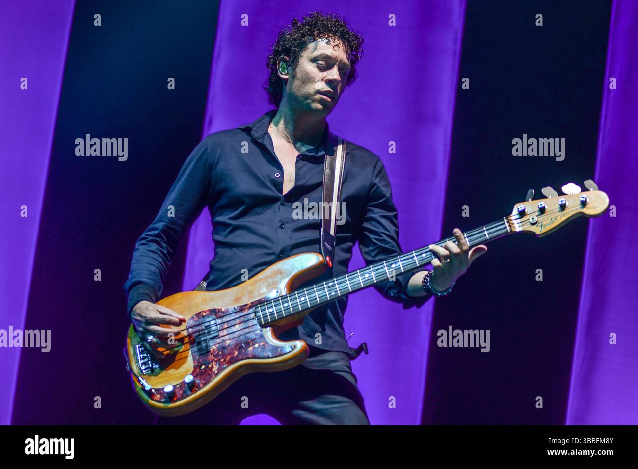 Buenos Aires (15. Mai 2025). Die britische Rockband The Pretenders (Dave Page, Bass) spielt live in der Movistar Arena. Stockfoto