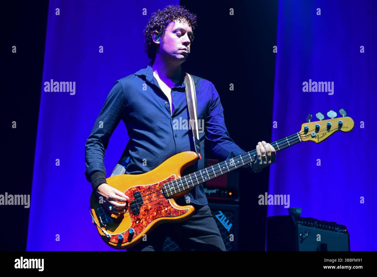 Buenos Aires (15. Mai 2025). Die britische Rockband The Pretenders (Dave Page, Bass) spielt live in der Movistar Arena. Stockfoto