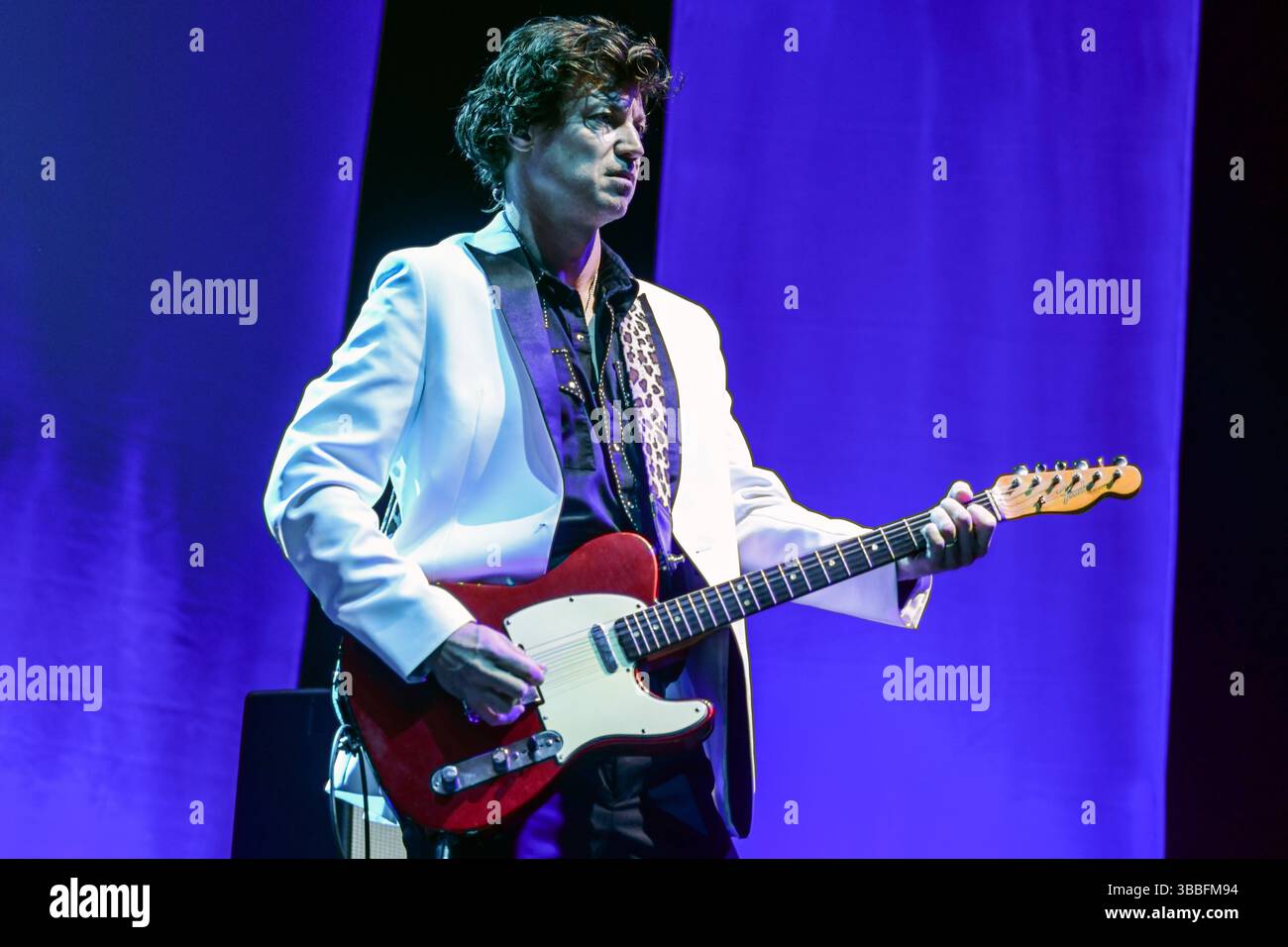Buenos Aires (15. Mai 2025). Die britische Rockband The Pretenders (James Walbourne, Gitarre) spielt live in der Movistar Arena. Stockfoto