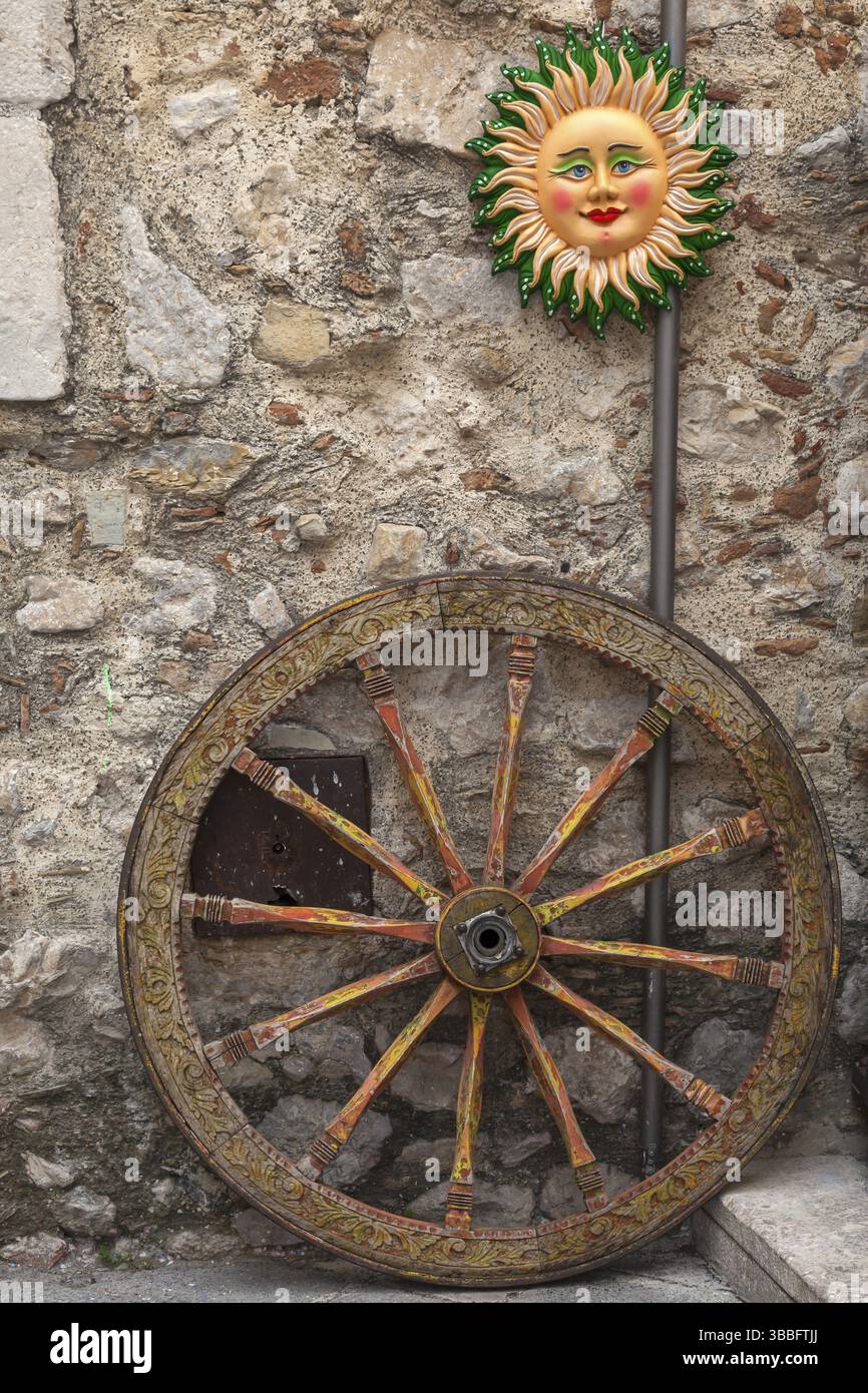 Rad eines sizilianischen Wagens, italienisches Carretto siciliano, sizilianisches Carrettu sicilianu und eine typische Keramik, Taormina, Sizilien, Italien, Europa Stockfoto