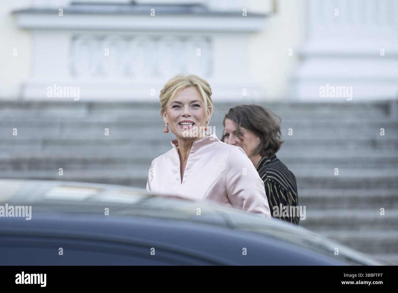 Julia Kloeckner (Präsidentin des Deutschen Bundestages) kommt zum Festessen zum 60. Jahrestag der Gründung des diplomatischen Vertreters Stockfoto